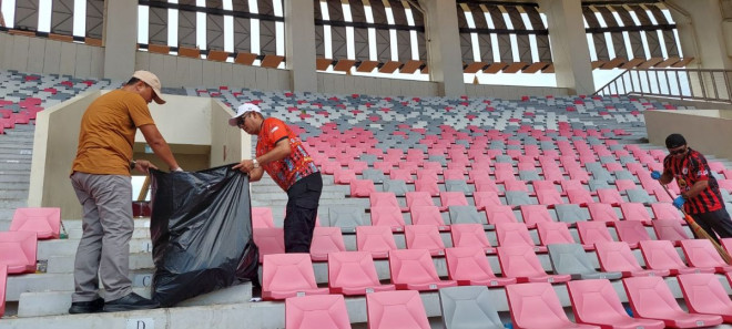Suasana bersih-bersih di Stadion Lukas Enembe. (Foto: Ist)