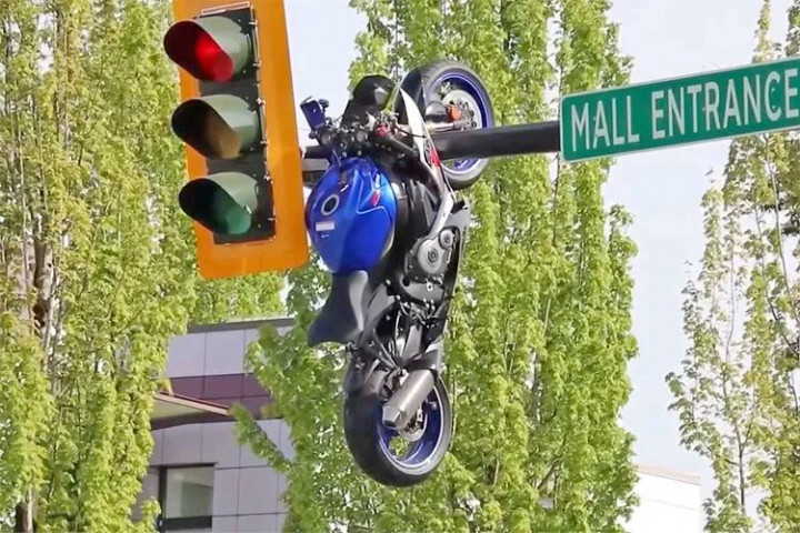 Di Luar Nalar! Detik-detik Motor Nyangkut di Traffic Light sampai Bikin Heboh Warlok