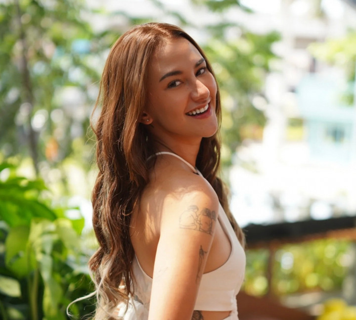 Move On dari Fandy Christian, Dahlia Poland Pamer Kemesraan dengan Model