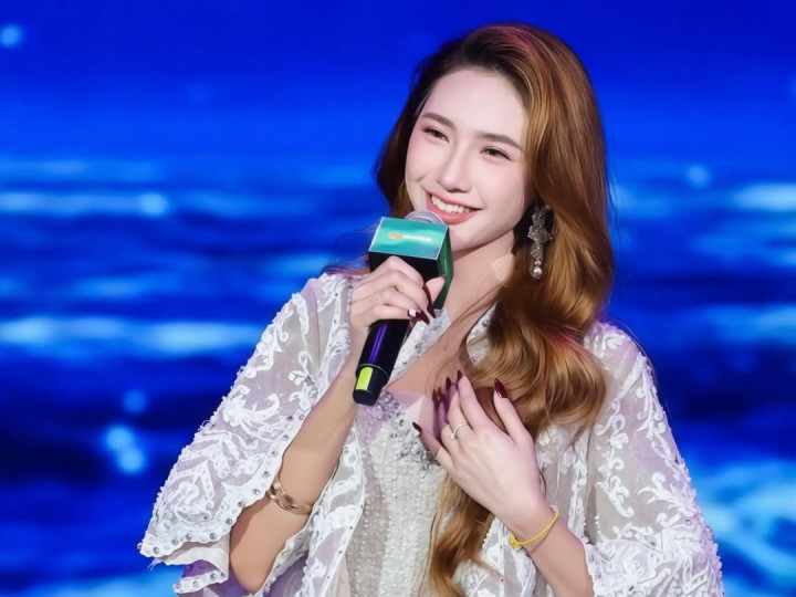 Icha Yang, Penyanyi Indonesia Curi Perhatian di Acara Televisi China