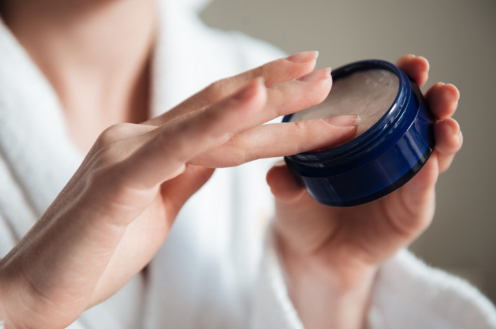 Banyak orang mulai memakai cleansing balm sebagai first cleanser. Ilustrasi Freepik