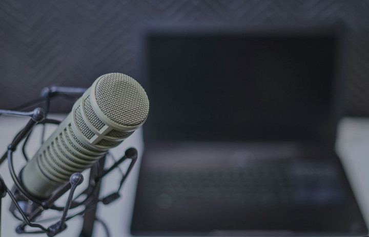 5 Podcast Bisnis Terbaik 2026, Wajib Didengar Pebisnis dan Anak Startup