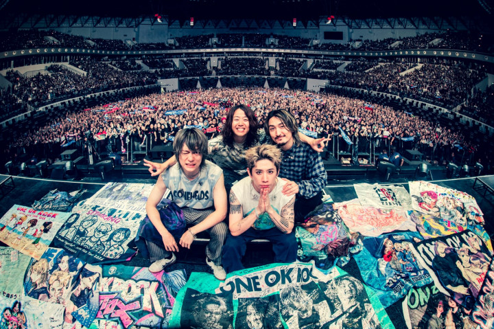 Sempat Kena Panic Attack di Malaysia, Taka ONE OK ROCK Tampil Total di Konser Jakarta