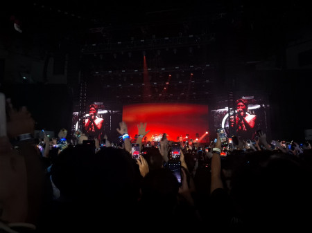Sempat Kena Panic Attack di Malaysia, Taka ONE OK ROCK Tampil Total di Konser Jakarta