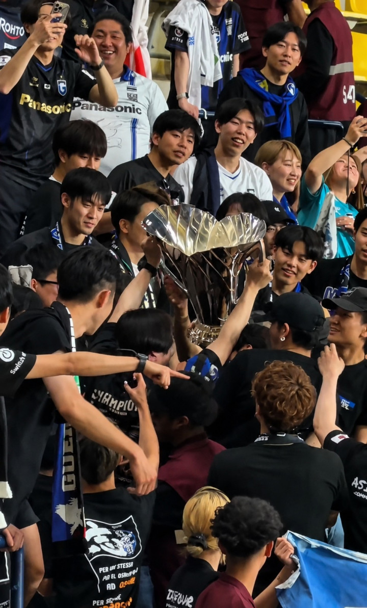 Momen Unik Pemain Gamba Osaka Berikan Trofi Juara Kepada Suporter Usai Kalahkan Al Nassr
