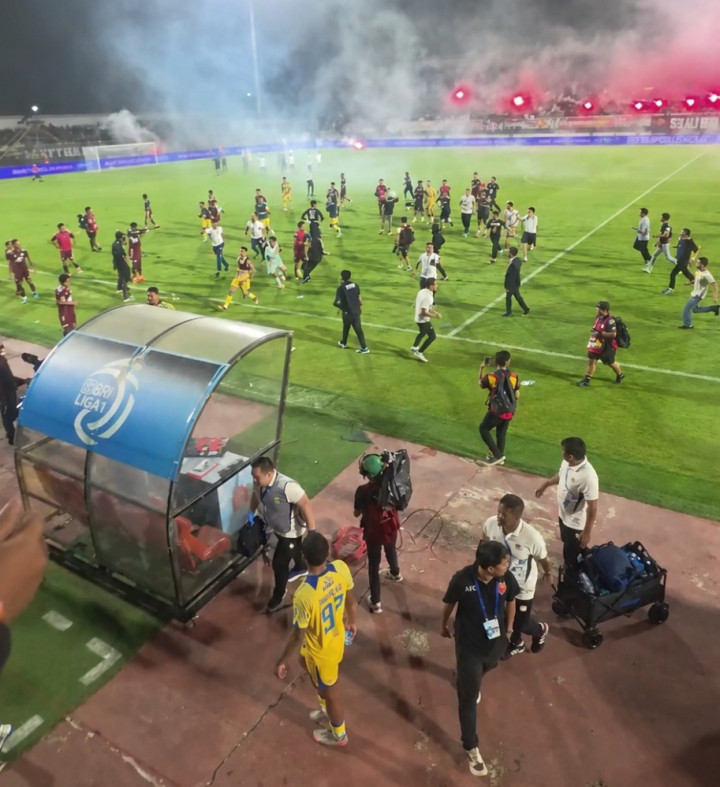 Kericuhan Suporter Pecah Usai Persib Kalahkan PSM 2-1 di Pare-Pare