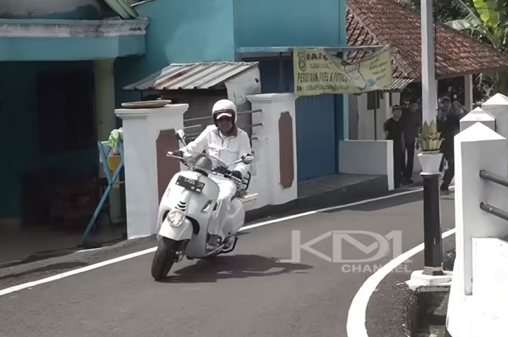 Dedi Mulyadi Kedapatan Naik Vespa, Cek Harganya!