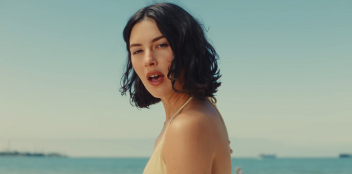 Lirik Lagu “I Love You, I’m Sorry” dari Gracie Abrams, Tentang Penyesalan dan Cinta yang Belum Benar-Benar Selesai