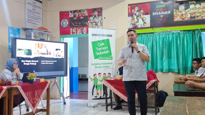   Dr. dr. Ray Wagiu Basrowi, MKK, FRSPH, menjelaskan bahwa Cek Teman Sebelah singkatnya merupakan melaporkan kebaikan teman. (Foto: Dok. Medcom.id/Aulia Putriningtias)