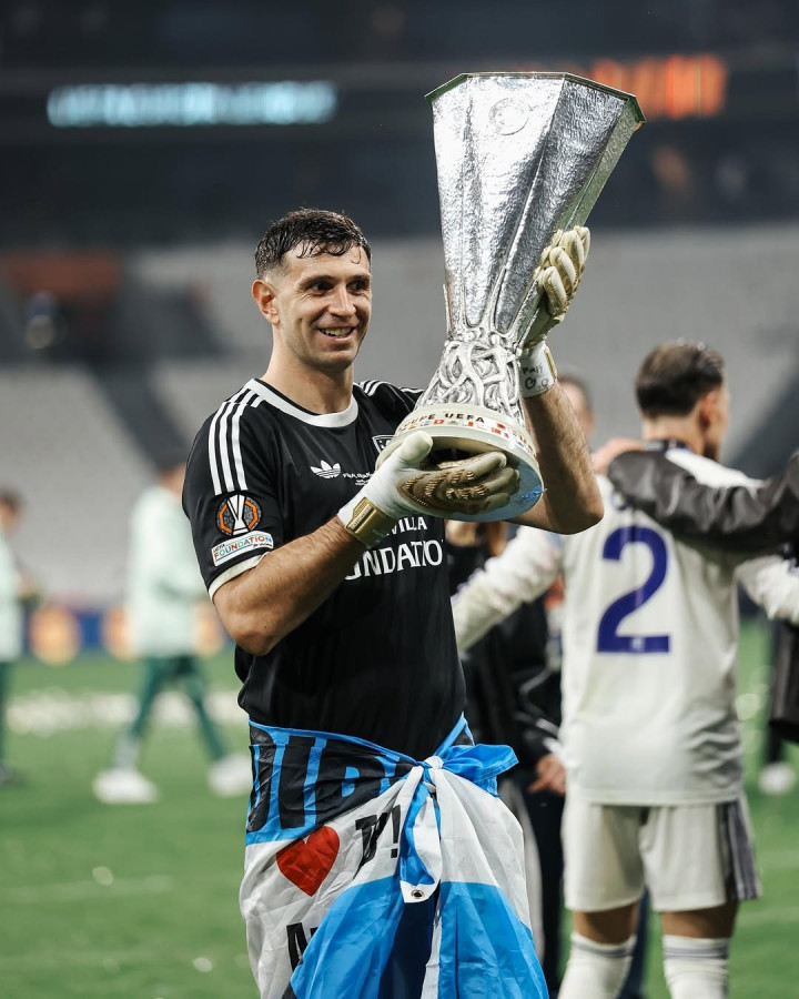 Emiliano Martinez Antar Aston Villa Juara Eropa Meski Alami Patah Jari