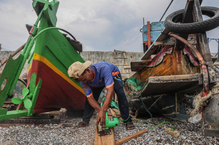 ​Aktivitas Perbaikan Kapal Nelayan Kerang di Cilincing