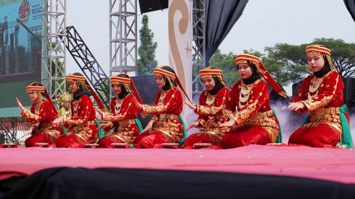 Pukau Ribuan Pengunjung, Mahasiswa IPB Hadirkan Pesona 22 Daerah di Festival Budaya Nusantara XVII