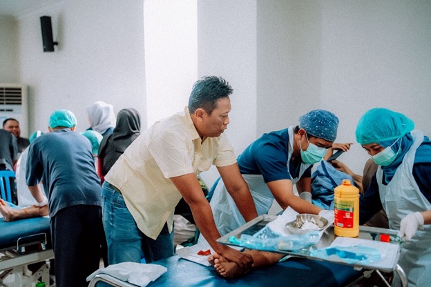 Didukung Jhonlin Group, Puluhan Tenaga Medis RS Marina Permata Layani Khitan Massal Gratis