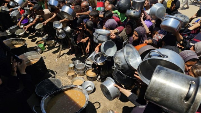 Warga Gaza mengantre air. DOK Anadolu Agency.