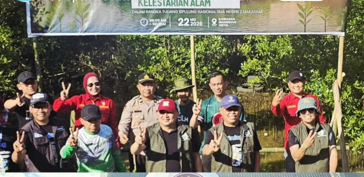 Peduli Lingkungan, IKA Smada Makassar dan Bulog Tanam Ribuan Mangrove di Untia