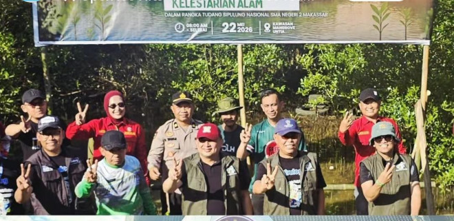 KA Smada Makassar bekerja sama dengan Perum Bulog di Kota Makassar, Sulawesi Selatan (Sulsel) melakukan penanaman 4.000 bibit mangrove di pesisir Kelurahan Untia, Kecamatan Biringkanaya. Dokumentasi/ IKA Smada.