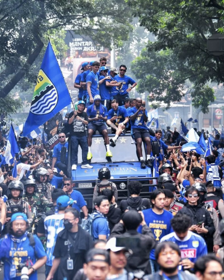 Persib Bandung Hattrick Juara, Pawai Bobotoh Meriahkan Kota Bandung