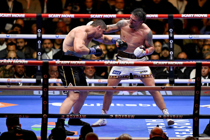 Oleksandr Usyk Menang Kontroversial atas Rico Verhoeven di Piramida Giza