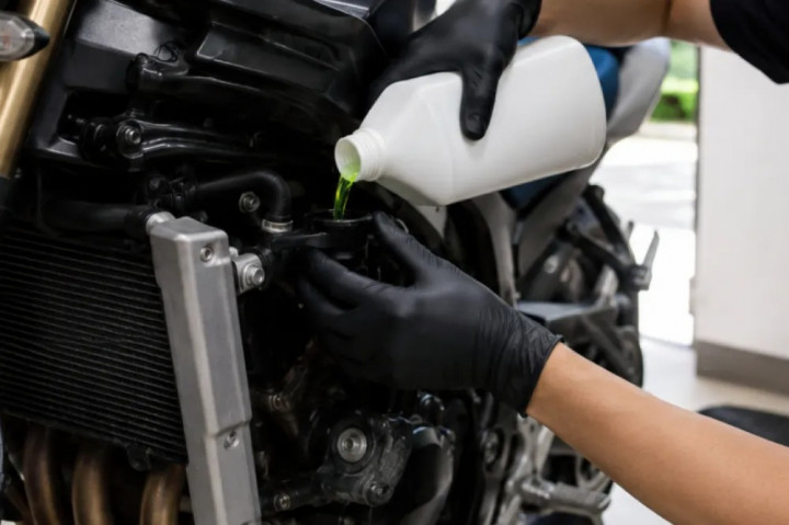 Mengganti Air Radiator Motor, Kapan Waktu yang Tepat?