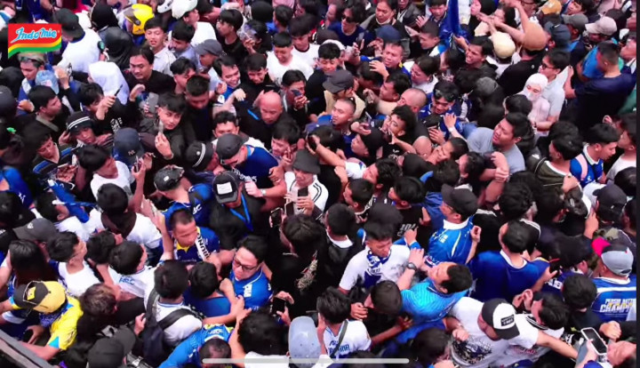 Konvoi Persib Diwarnai Insiden Hilangnya Ponsel Putros Hingga Barba yang Emosi dengan Suporter