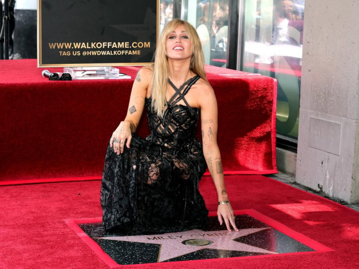 Pecahkan Rekor Baru, Miley Cyrus Jadi Artis Kelahiran 90-an Pertama di Hollywood Walk of Fame