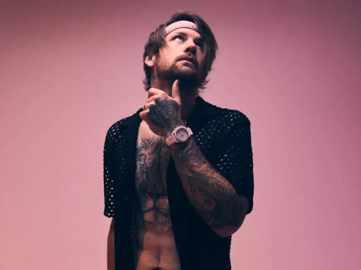 Vokalis Beartooth Caleb Shomo Mengaku Gay, Rumah Tangga 14 Tahun Berakhir
