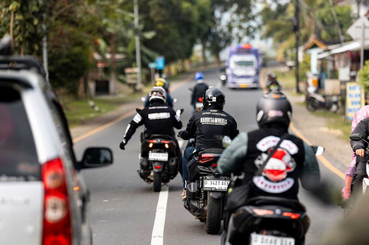 Cara Aman Berkendara Motor di Jalan Raya