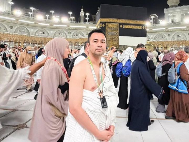 Momen Raffi Ahmad Cium Hajar Aswad, Panjatkan Doa Ini