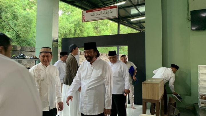 Surya Paloh Salat Iduladha dan Serahkan Hewan Kurban di Masjid Nursiah Daud Paloh