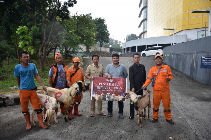 The Park Pejaten Tebar Kepedulian Idul Adha 2026, Bagikan 10 Hewan Kurban untuk Warga Sekitar