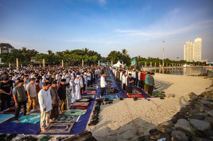 ​Suasana Salat Iduladha di Pantai Ancol