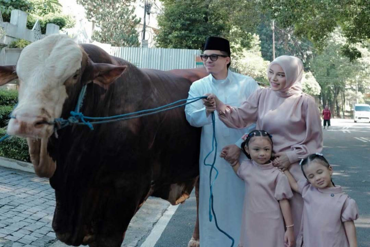 Ajarkan Makna Berkurban, Anak-Anak Atta Halilintar Pilih Sapi dan Kambing Sendiri