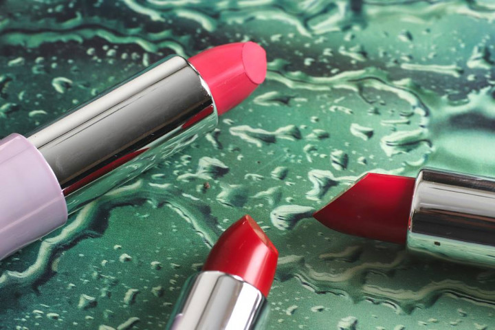 Spill 4 Lipstik Anti-Alergi Buat Bibir Sensitif yang Manja Pol