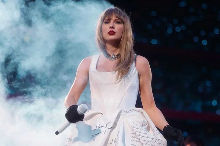 Taylor Swift Hadiahi Penggemar Berusia 8 Tahun dengan Gitar