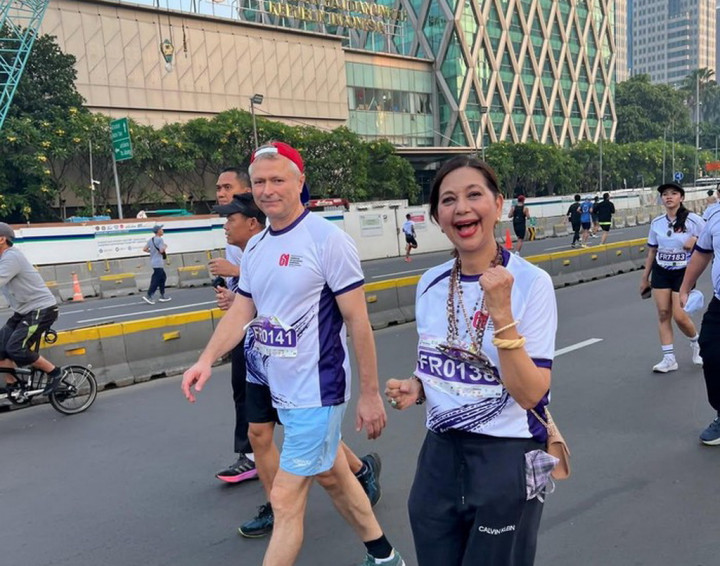 Semangat Ayu Azhari Ikut Lomba Lari di Usia 56 Tahun Tuai Pujian