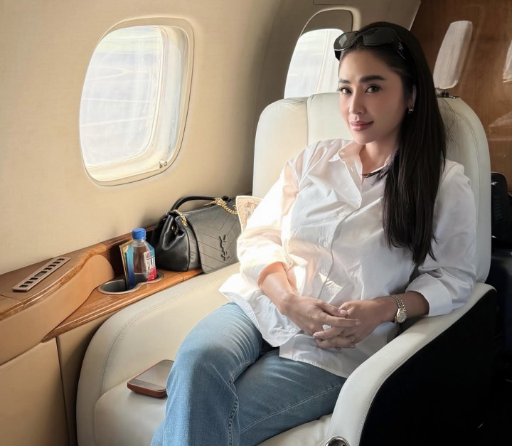 Dewi Perssik Rela Naik Helikopter demi Lihat Sapi Kurban Disembelih