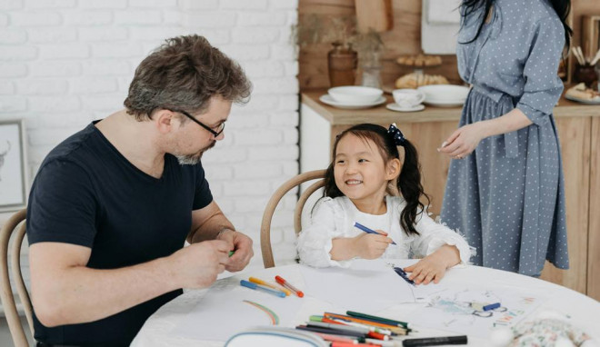  Anak-anak dari pola asuh eggshell parenting bisa merasa cemas hanya karena mendengar suara langkah kaki orang tua. (Foto: Ilustrasi/Dok. Unsplash.com)