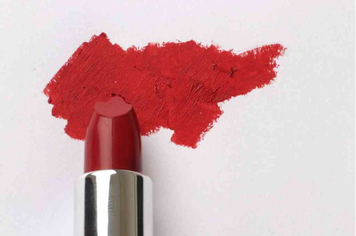 Lipstik Anti Luntur Buat Bibir Gelap, Dipakai Makan Seharian Tetap Slay!