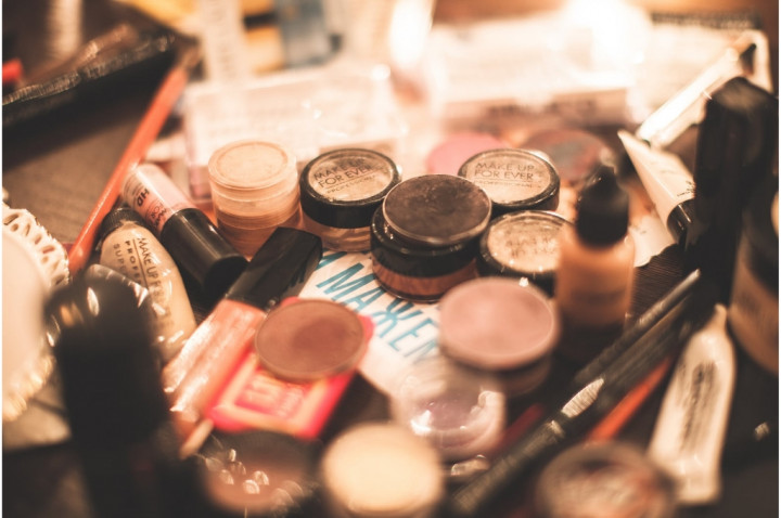 Tim Compact atau Loose Powder? Ini 4 Perbedaan yang Wajib Kamu Tahu Biar Gak Dempul!