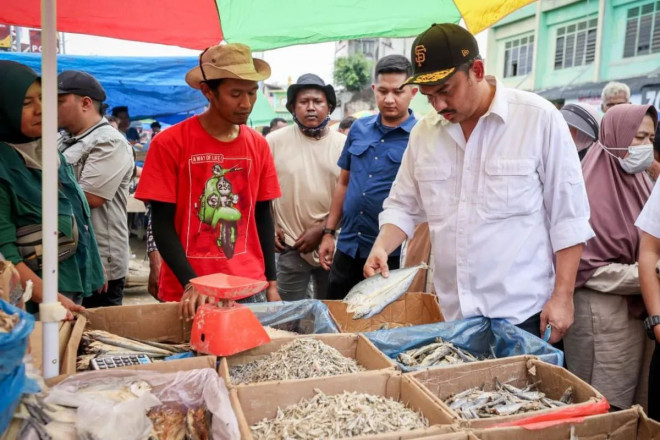 Menteri UMKM Maman Abdurrahman meninjau UMKM di wilayah terdampak bencana. dok. Satgas PRR/Kementerian UMKM