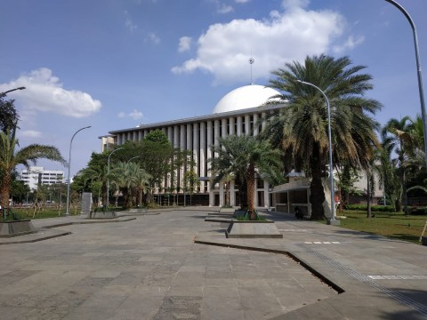Ibadah Jadi Tenang! Ini Tips Aman Simpan Sandal dan Sepatu Saat Salat di Masjid Istiqlal