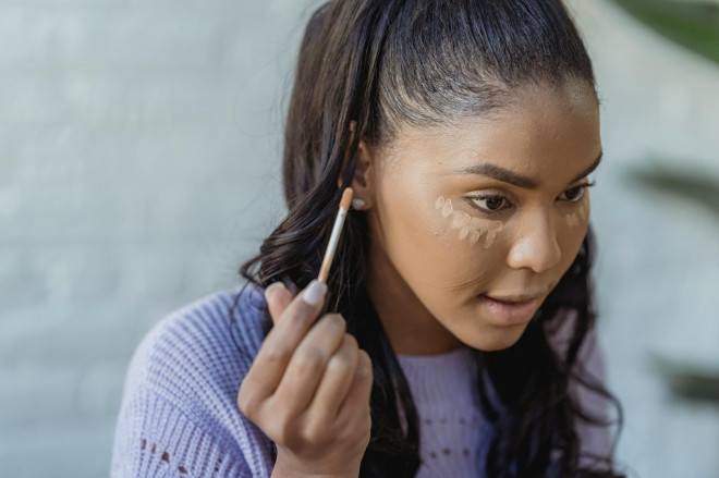 Foundation sudah membantu meratakan warna kulit, sehingga penggunaan concealer jadi lebih hemat (Foto: Dok. Ilustrasi Pexels.com)