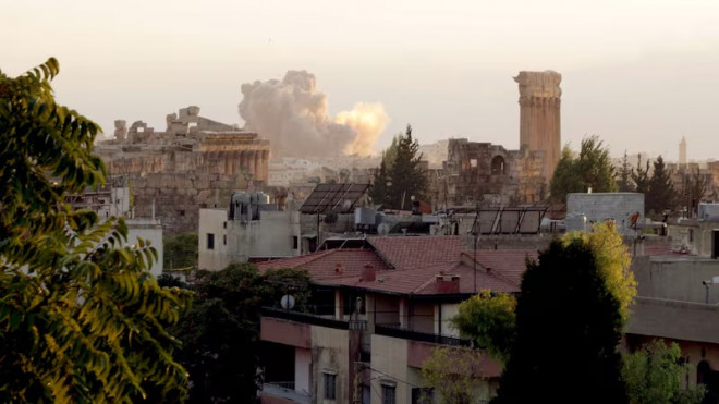 Asap dari serangan Israel di Baalbek, Lebanon. (AFP). 