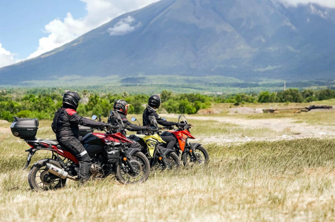 Suzuki menggelar touring Ride Without Limit dari Banyuwangi ke Bali bersama lebih dari 150 pengguna V-Strom 250SX. Suzuki