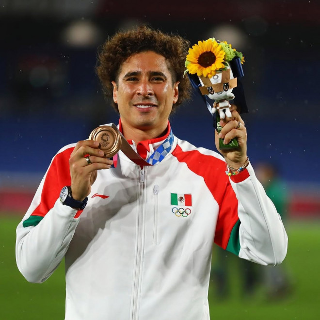 Kiper Timnas Meksiko, Guillermo Ochoa saat meraih medali perunggu pada Olimpiade Tokyo 2020. (Foto: Instagram @yosoy8a)