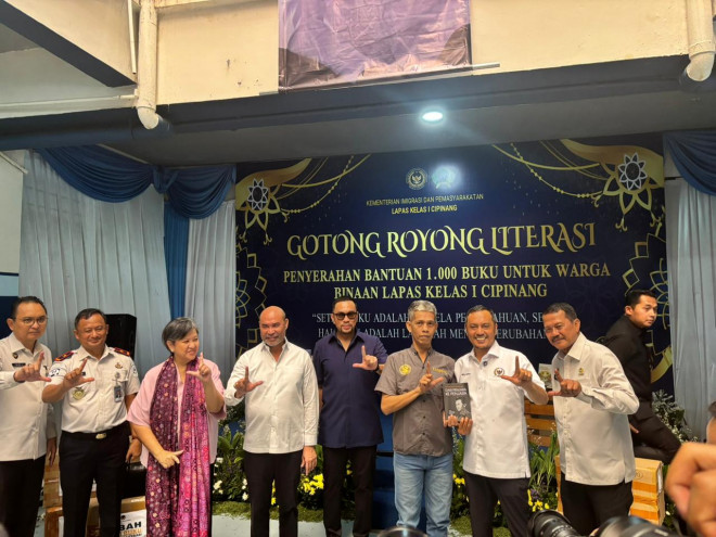 Fraksi Partai NasDem DPR RI bagikan 1.000 buku kepada warga binaan Lapas Kelas I Cipinang (Foto: Dok. Partai Nasdem)