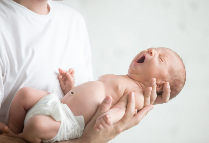 Pusar Bayi Menonjol? Jangan Panik Dulu, Ternyata Ini Penyebabnya