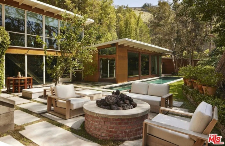Dakota Johnson Jual Rumah di West Hollywood Seharga Rp108 Miliar