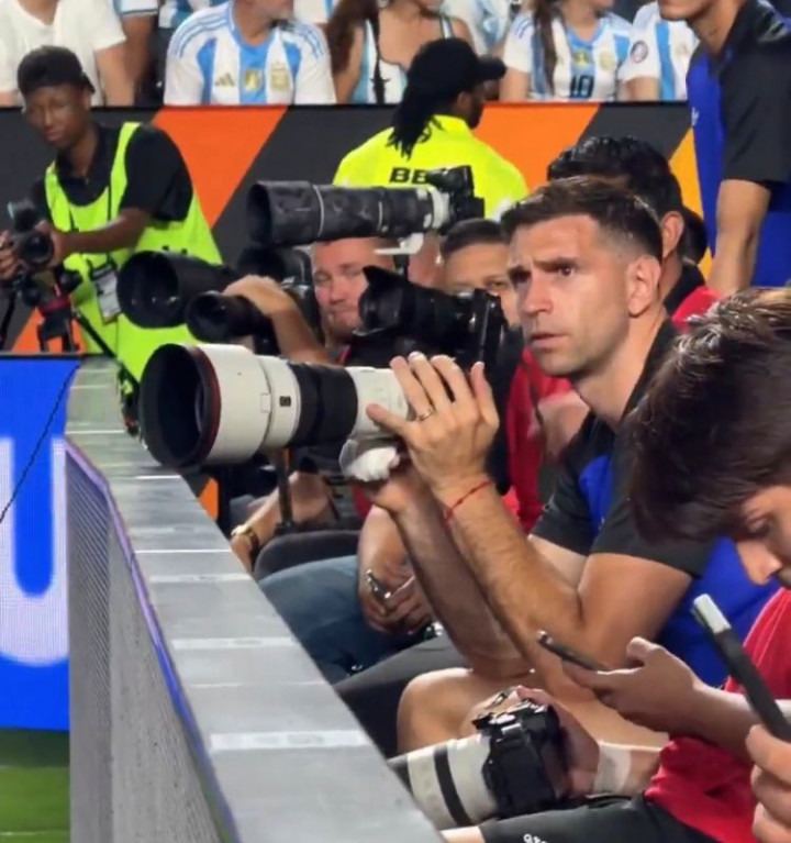 Momen Unik Emi Martinez Ganti Profesi Jadi Fotografer Saat Argentina Hadapi Honduras