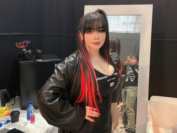 Park Bom 2NE1 Akhiri Kontrak dengan D-NATION Entertainment